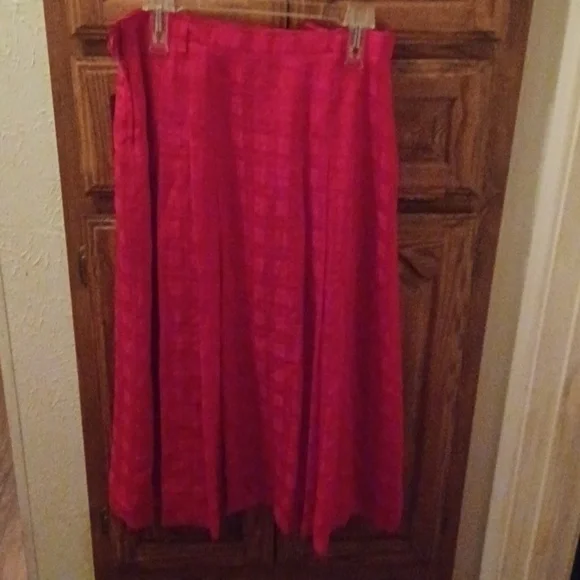 NEIMAN MARCUS RED 2 PIECE - Picture 4 of 5